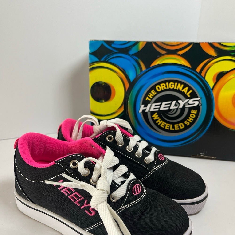 NWT Heelys Youth Wheeled Shoe Size 1 Hot Pink Removable Wheels Roller Skate Fun